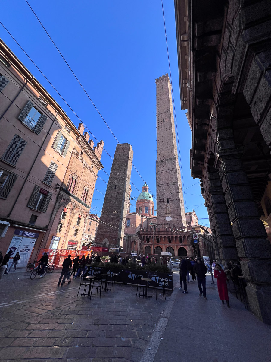 The two Towers: Garisenda and the Asinelli