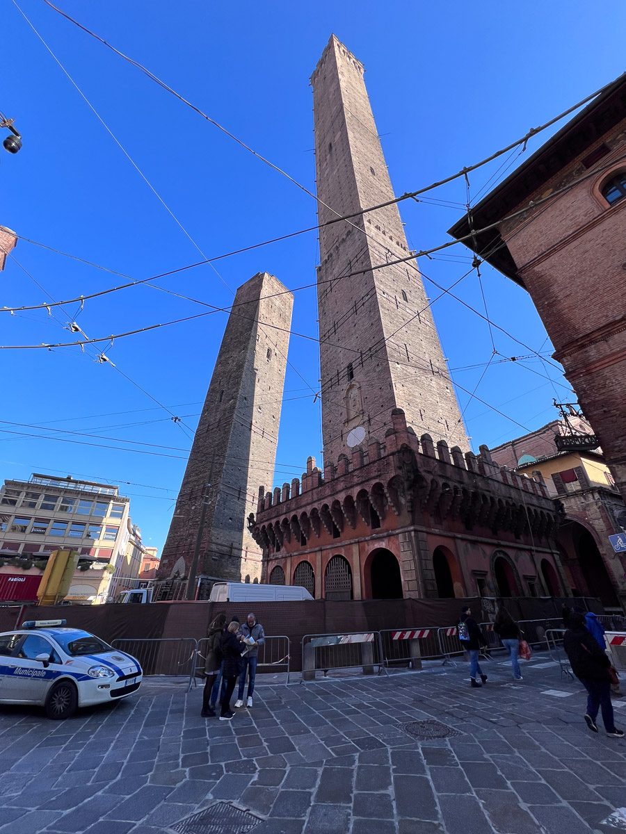 The two Towers: Garisenda and the Asinelli
