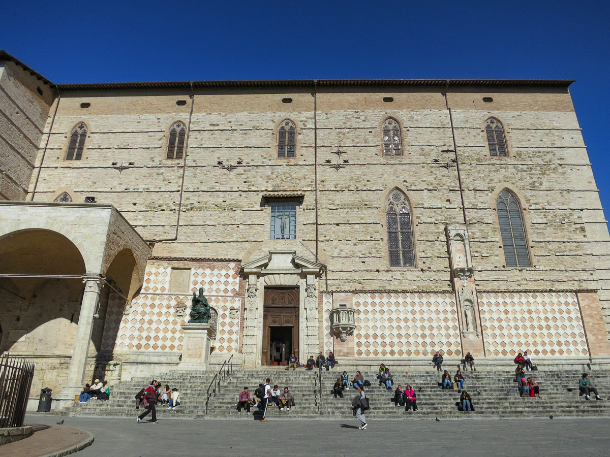 Side view of the San Lorenzo Cathedral.